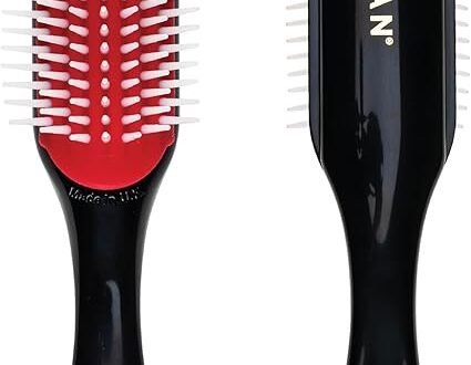 cepillo Denman D3 sobre rizos húmedos, ideal para técnica brush styling en método Curly