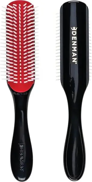 cepillo Denman D3 sobre rizos húmedos, ideal para técnica brush styling en método Curly