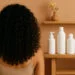 Mujer generada por ia de espaldas con cabello rizado con productos para una rutina de porosidad baja y cabello medio.