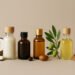 Botellas de aceites naturales para el cuidado del cabello rizado, compatibles con el Método Curly y presentadas junto a sus ingredientes originales