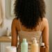 generada por ia Mujer con cabello rizado tipo 3B en baño luminoso junto a acondicionadores sin marca, imagen para ranking de productos aptos para el método Curly