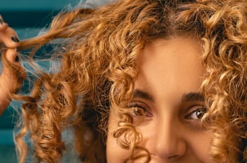 cabello rizado saludable con suplementos