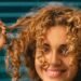 cabello rizado saludable con suplementos