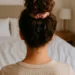 generada por ia Peinado protector pineapple con scrunchie de satén oro rosa en dormitorio, ideal para proteger rizos durante la noche