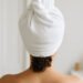 generada por ia Cabello rizado envuelto en toalla blanca con técnica de plopping, ideal para definir rizos sin frizz