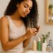 imagen generada por ia Mujer aplicando producto multiusos en rizos húmedos frente al lavabo, con varios botes sin marca visibles sobre encimera, imagen para rutina curly