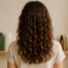 imagen generada por ia Melena ondulada tipo 2A vista desde atrás, con ondas suaves y definidas, ideal para el método Curly