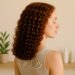 imagen generada por IA de una mujer con cabello rizado tipo 3A en tono cobrizo, para seguir rutina del metodo curly