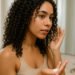 imagen generada por IA de mujer aplicando rutina cabello 3C Curly con rizos definidos y volumen natural
