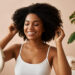 imagen generada por IA de una mujer con rizos tipo 4A siguiendo el método Curly, con cabello definido y saludable