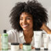 imagen generada por ia de Mujer con cabello tipo 4C junto a productos capilares, ilustrando la rutina cabello tipo 4C del método Curly paso a paso