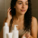 imagen generada por IA de una mujer joven con cabello rizado mojado aplicando productos del método curly barato