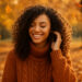 imagen generada por IA de mujer joven con cabello rizado definido, sonriendo tras su rutina curly en otoño